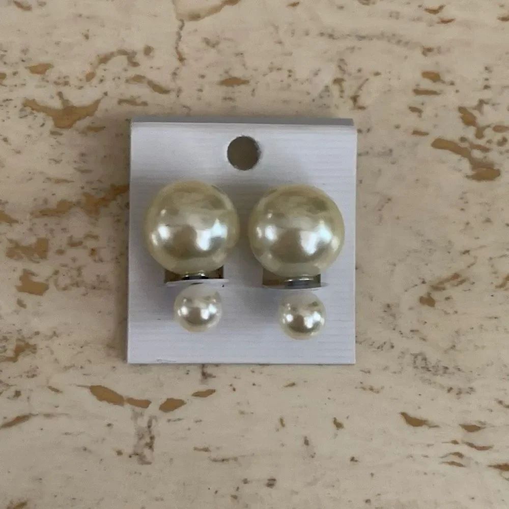 Off white pearl earrings